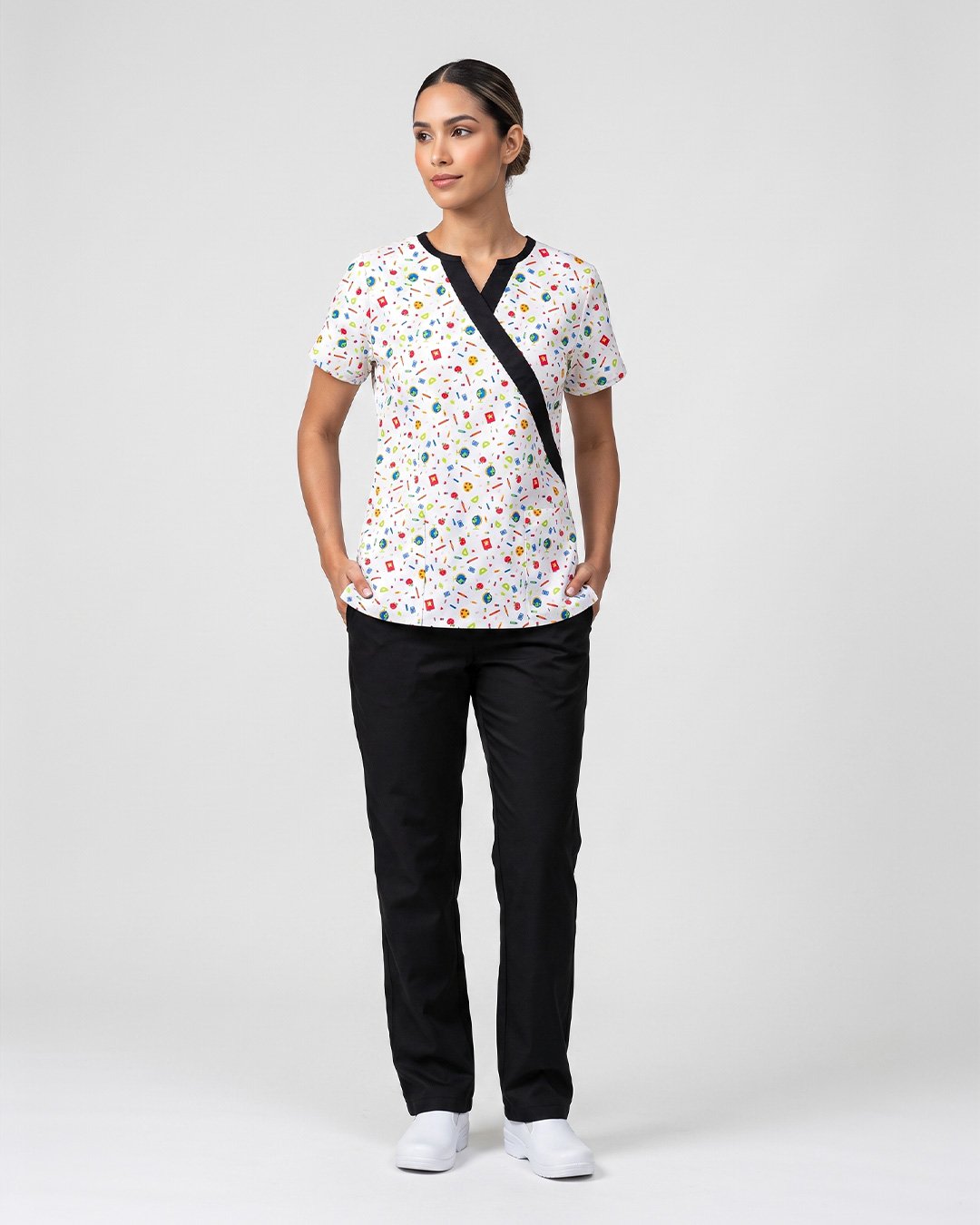 Uniforme Antifluido Estampado Escolar – Mujer foto 3