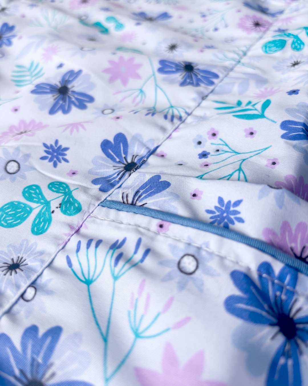 Uniforme Antifluido Cuello V Floral Violeta - Mujer foto 4